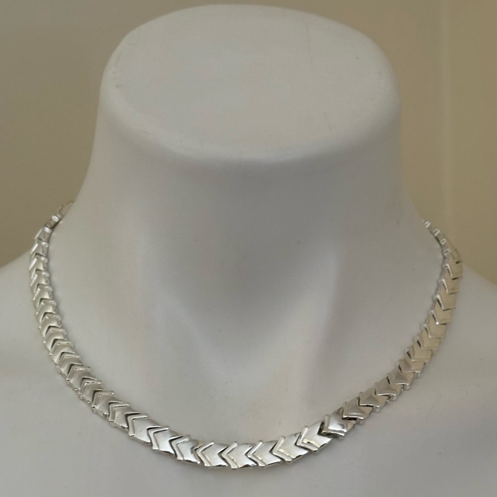AVON VINTAGE SilverTone Magnetic Chevron Chain Links Extended Necklace